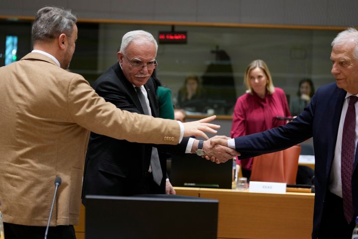 Ο Παλαιστίνιος υπουργός Εξωτερικών Riyad Najeeb al-Maliki, στο κέντρο, ανταλλάσσει χειραψία με τον επικεφαλής της εξωτερικής πολιτικής της Ευρωπαϊκής Ένωσης Josep Borrell κατά τη διάρκεια συνάντησης των υπουργών Εξωτερικών της ΕΕ στο κτίριο του Ευρωπαϊκού Συμβουλίου στις Βρυξέλλες, Δευτέρα 22 Ιανουαρίου 2024.