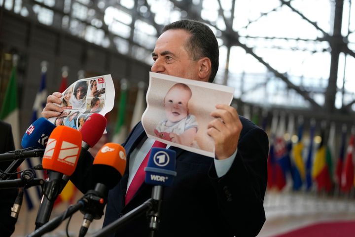 Ο Ισραηλινός υπουργός Εξωτερικών Ισραέλ Κατζ κρατάει μια φωτογραφία από χαρτί των ομήρων που απήχθησαν κατά τη διάρκεια της διασυνοριακής επίθεσης της Χαμάς στο Ισραήλ στις 7 Οκτωβρίου, καθώς φθάνει για τη συνάντηση των υπουργών Εξωτερικών της ΕΕ στο κτίριο του Ευρωπαϊκού Συμβουλίου στις Βρυξέλλες, Δευτέρα 22 Ιανουαρίου 2024.