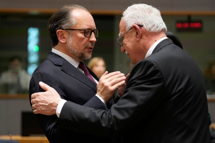 Ο Παλαιστίνιος υπουργός Εξωτερικών Riyad Najeeb al-Maliki, δεξιά, συνομιλεί με τον υπουργό Εξωτερικών της Αυστρίας Alexander Schallenberg κατά τη διάρκεια συνάντησης των υπουργών Εξωτερικών της ΕΕ στο κτίριο του Ευρωπαϊκού Συμβουλίου στις Βρυξέλλες, Δευτέρα 22 Ιανουαρίου 2024.