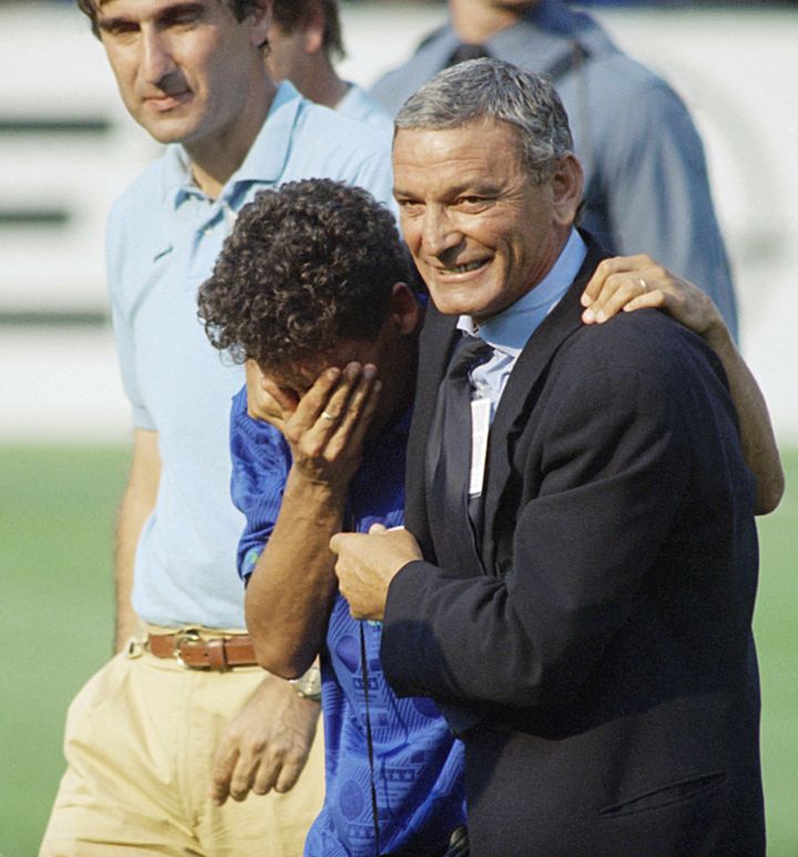 Ο Τζίτζι Ρίβα παρηγορεί τον Ρομπέρτο Μπάτζιο μετά το χαμένο του πέναλτι στον τελικό του Μουντιάλ του 1994 στις ΗΠΑ ανάμεσα σε Ιταλία και Βραζιλία