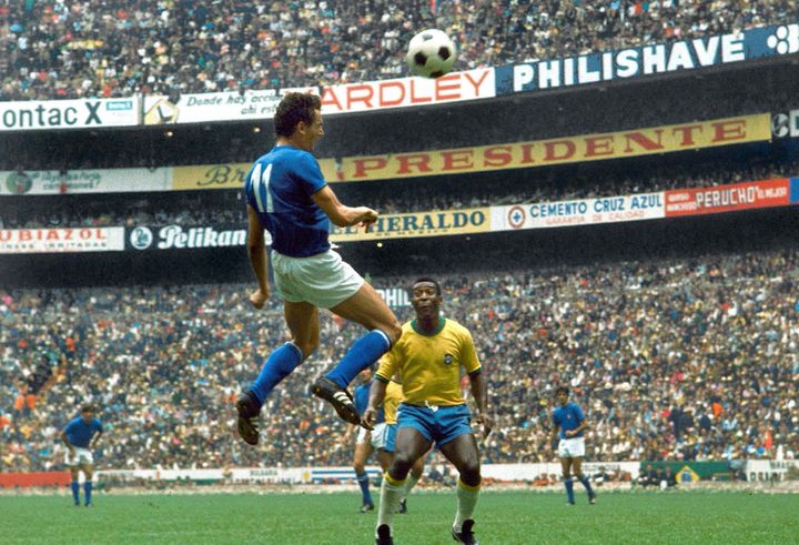 Ο Ιταλός επιθετικός Τζίτζι Ρίβα παίρνει την κεφαλιά, ενώ ο Βραζιλιάνος σταρ Πελέ κοιτάζει κατά τη διάρκεια του τελικού αγώνα του Παγκοσμίου Κυπέλλου στο στάδιο Azteca, στην Πόλη του Μεξικού, Μεξικό, 21 Ιουνίου 1970. Η Βραζιλία νίκησε την Ιταλία με 4-1 και κατέκτησε το Παγκόσμιο Κύπελλο. (AP Photo/Carlo Fumagalli)