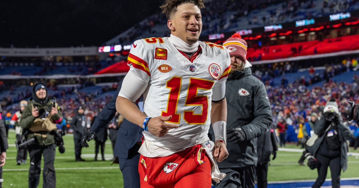 NextImg:Patrick Mahomes Dodges Snowballs From Bills Fans After Chiefs Win