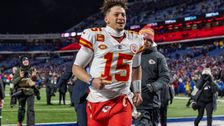 

    Patrick Mahomes Dodges Snowballs From Bills Fans After Chiefs Win

...
