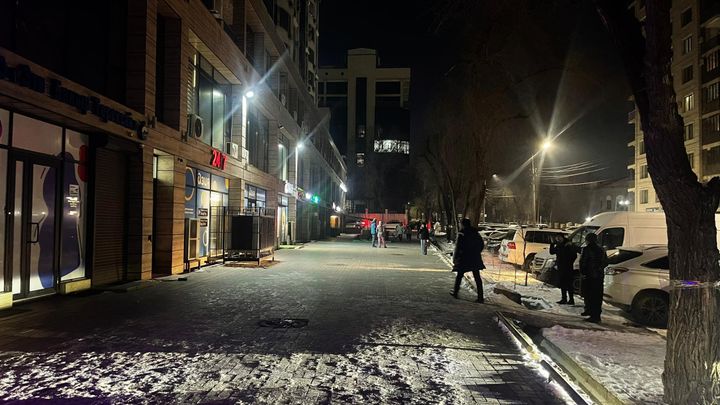 Άνθρωποι περιμένουν στους δρόμους του Μπισκέκ μετά τον σεισμό μεγέθους 7,0 βαθμών, με επίκεντρο το Kyzyl-Suu, που ταρακούνησε το Κιργιστάν στις 22 Ιανουαρίου 2024.