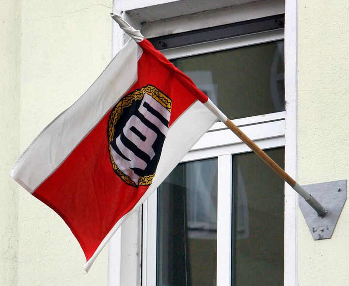 Μια σημαία του κόμματος διακρίνεται στην πρόσοψη της τότε έδρας του γερμανικού δεξιού κόμματος NPD στο Βερολίνο, Γερμανία, Πέμπτη 7 Φεβρουαρίου 2008.