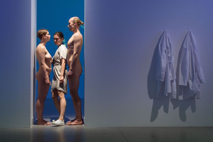 19 Απριλίου 2018, Βόννη, Γερμανία: Μια γυναίκα εισέρχεται στην αναπαράσταση της περφόρμανς "Imponderabilia" (1997/2017) περπατώντας ανάμεσα σε έναν γυμνό άνδρα και μια γυμνή γυναίκα στην έκθεση τέχνης "Marina Abramovic - The Cleaner" στην Bundeskunsthalle.