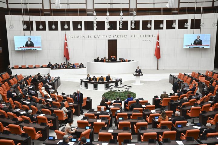 Γενική Συνέλευση της Μεγάλης Τουρκικής Εθνοσυνέλευσης (TGNA) κατά τη διάρκεια της συζήτησης επί του νομοσχεδίου για την έγκριση της επικύρωσης του Πρωτοκόλλου για την προσχώρηση της Σουηδίας στον Οργανισμό Βορειοατλαντικού Συμφώνου (ΝΑΤΟ) στην Άγκυρα της Τουρκίας στις 23 Ιανουαρίου 2024