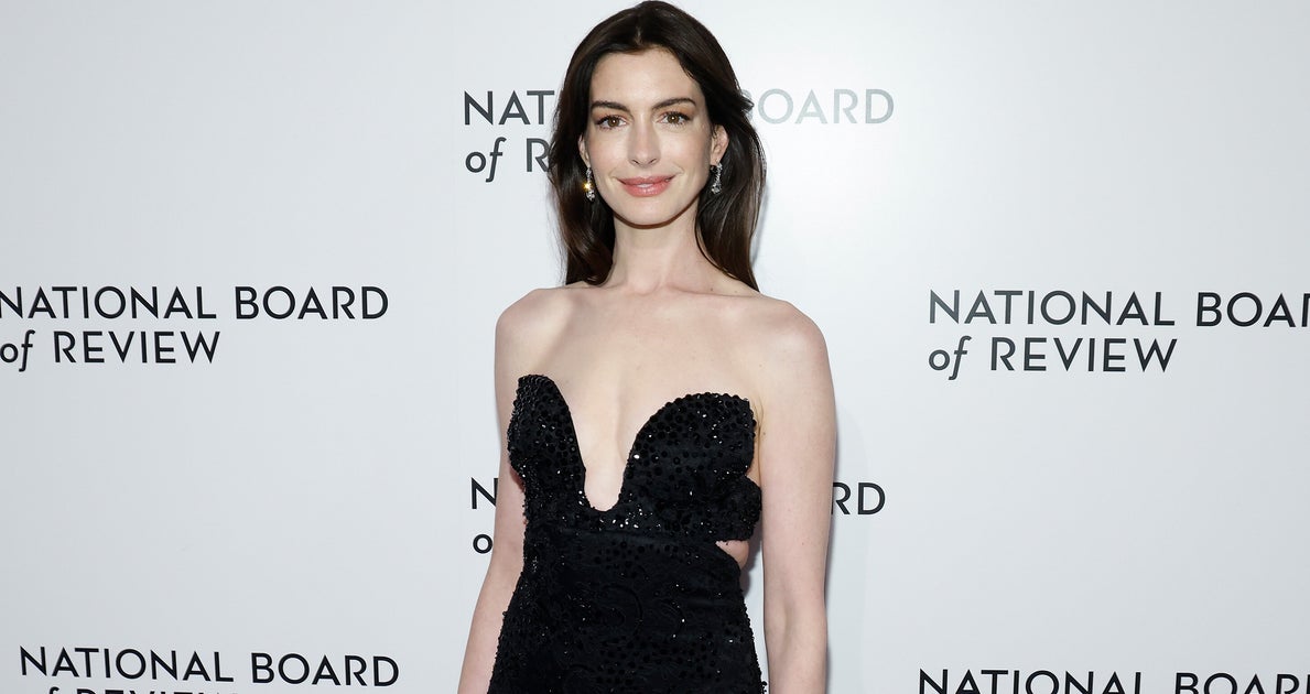 NextImg:Anne Hathaway Ditched Vanity Fair Photoshoot In Solidarity With Condé Nast Strikers