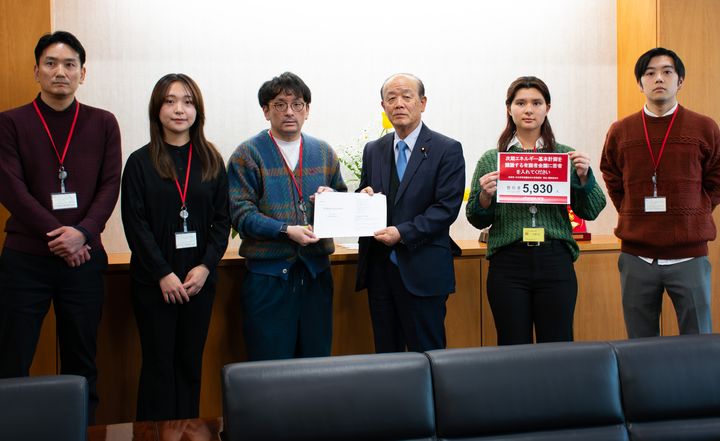 左から西田吉蔵さん（日本版気候若者会議事務局）、遠山未来さん（持続可能な社会に向けたジャパンユースプラットフォーム）、室橋祐貴さん（日本若者協議会代表理事）、八木哲也環境副大臣、芹ヶ野瑠奈さん（日本若者協議会）、冨永さん徹平（日本若者協議会）