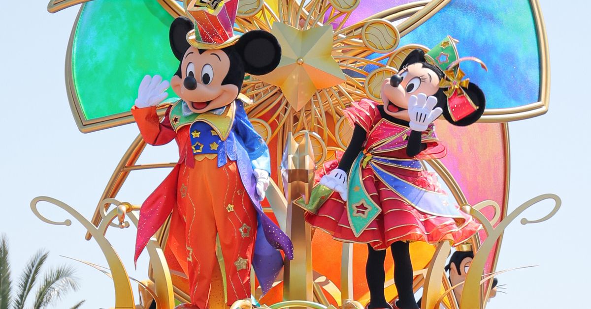 ディズニー最新グッズ】今パークに行くならこれを買え！40周年グランド