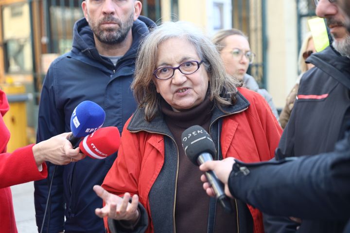 Δίκη στο αυτόφωρο της συνταξιούχου δημοσιογράφου Ιωάννας Κολοβού και του γιού της, Τετάρτη 24 Ιανουαρίου 2024. Η Ιωάννα Κολοβού και ο γιος της συνελήφθησαν με τη διαδικασία του αυτοφώρου έπειτα από μήνυση του νέου ιδιοκτήτη κατά την διάρκεια επιχείρησης έξωσης από το σπίτι της στου Ζωγράφου και μεταφέρθηκαν στο ΑΤ Ζωγράφου. (ΓΙΑΝΝΗΣ ΠΑΝΑΓΟΠΟΥΛΟΣ/EUROKINISSI)