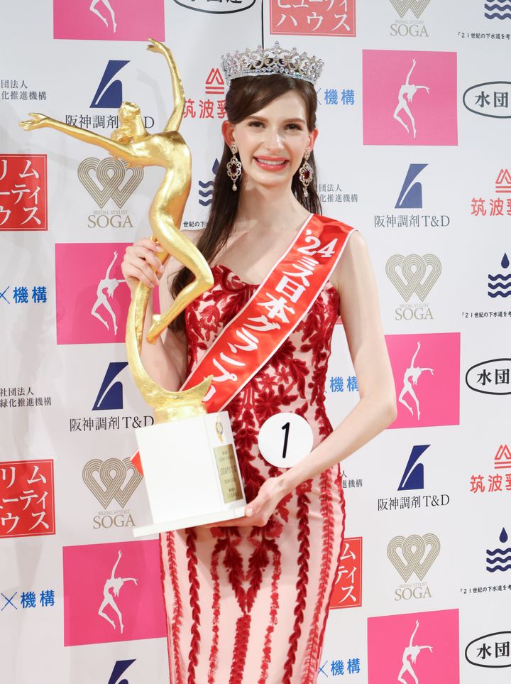 「ミス日本コンテスト 2024」のグランプリに輝いた椎野カロリーナさん