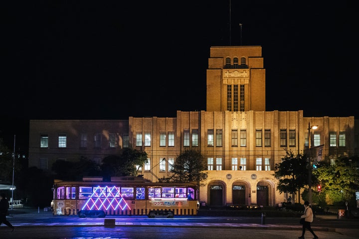 市街地を走るマグマやきいも電車