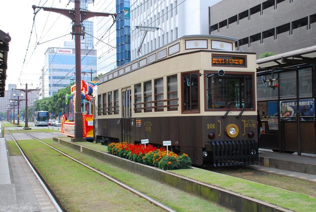大正時代から昭和30年頃まで運行していた木製電車をモチーフに製作された「かごでん」