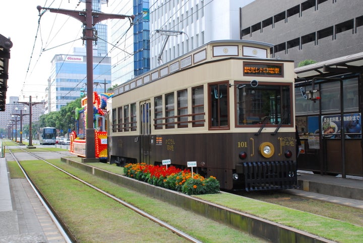 大正時代から昭和30年頃まで運行していた木製電車をモチーフに製作された「かごでん」