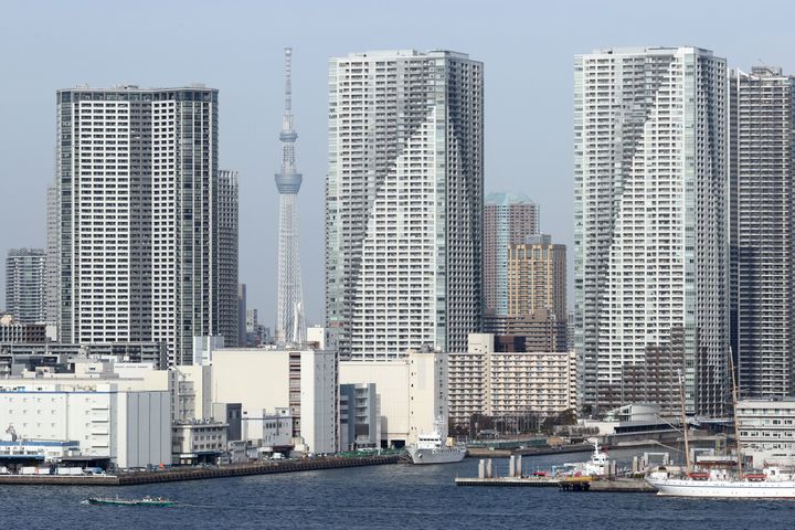 東京スカイツリー（左奥）と臨海部のタワーマンション群