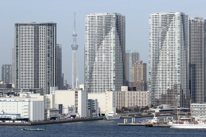 東京スカイツリー（左奥）と臨海部のタワーマンション群