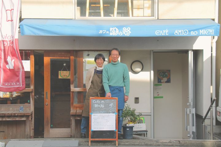 カフェ潮の路のコーディネーターの小林美穂子さんと、つくろい東京ファンド代表理事の稲葉剛さん