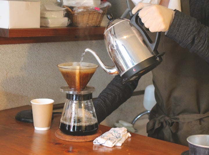 コーヒーを淹れる山崎さん