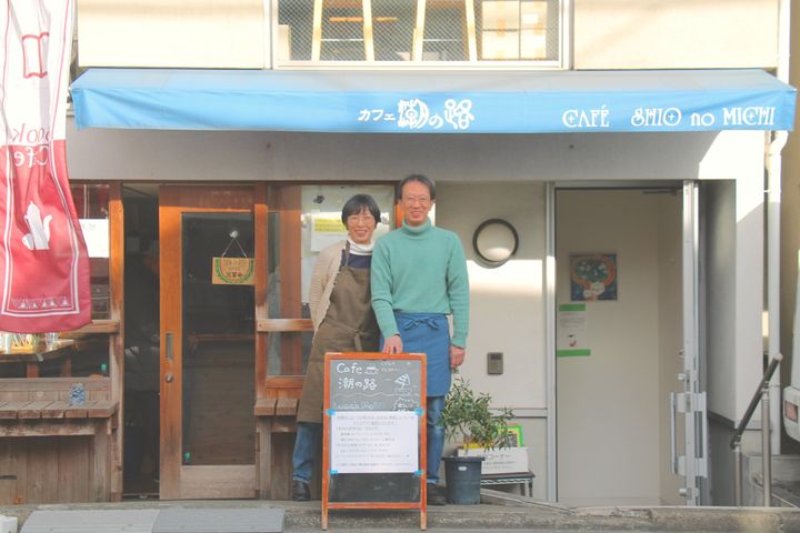 カフェ「潮の路」のコーディネーターの小林美穂子さんと、つくろい東京ファンド代表理事の稲葉剛さん
