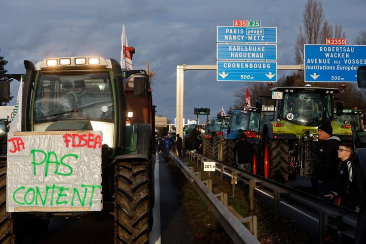 Τετάρτη, 24 Ιανουαρίου 2024, Στρασβούργο.. Γάλλοι αγρότες πραγματοποίησαν διαμαρτυρίες σε όλη τη χώρα και στις Βρυξέλλες ενάντια στους χαμηλούς μισθούς και σε ρυθμίσεις που θεωρούν ότι οδηγούν σε αυξανόμενο κόστος παραγωγής. (AP Photo/Jean-Francois Badias)