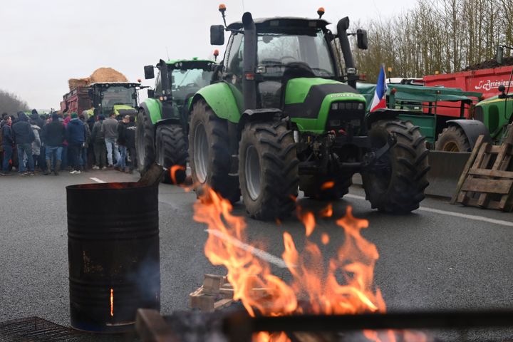 Αγρότες μπλοκάρουν έναν αυτοκινητόδρομο κατά τη διάρκεια διαδήλωσης την Τρίτη, 23 Ιανουαρίου 2024 κοντά στο Μποβέ, στη βόρεια Γαλλία. Οι αγρότες διαμαρτύρονται εδώ και μήνες. (AP Photo/Matthieu Mirville)