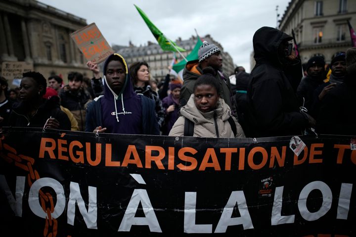 Διαδηλωτές διαμαρτύρονται κατά του μεταναστευτικού νόμου έξω από το Συνταγματικό Συμβούλιο, Πέμπτη 25 Ιανουαρίου 2024 στο Παρίσι