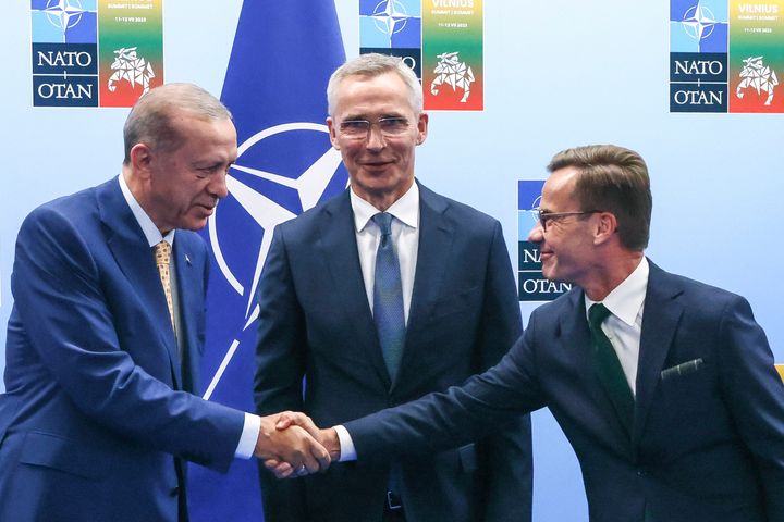 Ο Πρόεδρος της Τουρκίας Ρετζέπ Ταγίπ Ερντογάν, αριστερά, σφίγγει το χέρι με τον Πρωθυπουργό της Σουηδίας Ουλφ Kρίστερσον, δεξιά, καθώς ο Γενικός Γραμματέας του ΝΑΤΟ Γιενς Στόλτενμπεργκ παρακολουθεί πριν από τη συνάντηση πριν από τη σύνοδο κορυφής του ΝΑΤΟ στο Βίλνιους της Λιθουανίας, Δευτέρα 10 Ιουλίου 2023.