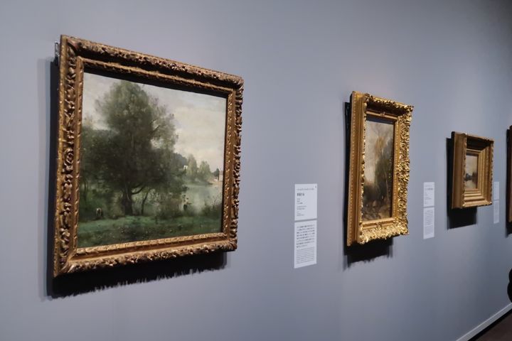 バルビゾン派のコローなどの作品（左）も。「印象派 モネからアメリカへ ウスター美術館所蔵」展示風景、東京都美術館、2024年