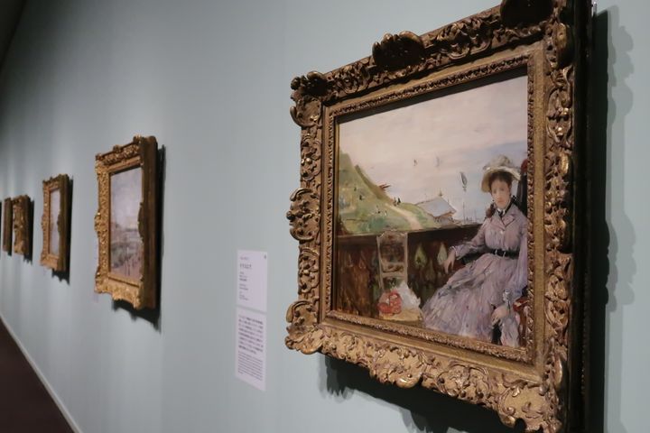 ベルト・モリゾ（右）のほかやルノワール、ピサロ、シスレーらフランスの印象派の画家たちの作品が並ぶ。「印象派 モネからアメリカへ ウスター美術館所蔵」展示風景、東京都美術館、2024年