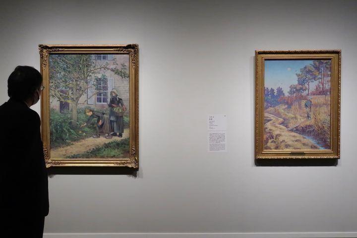 左から、久米桂一郎《林檎拾い》1892年、同《秋景》1895年（いずれも久米美術館）