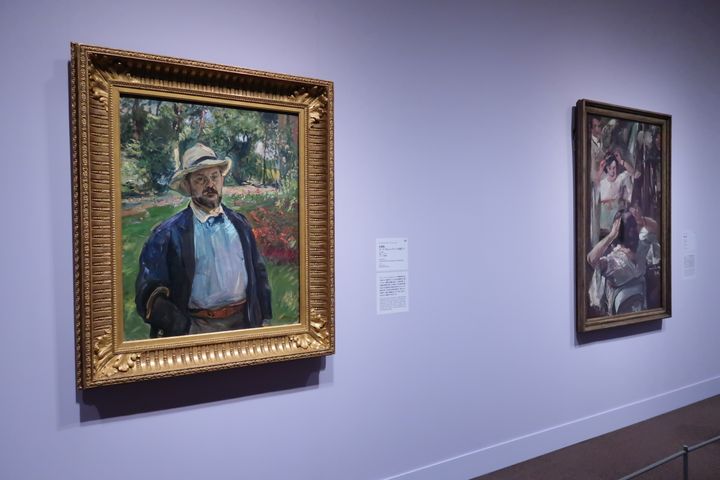 マックス・スレーフォークトの自画像（左）など。「印象派 モネからアメリカへ ウスター美術館所蔵」展示風景、東京都美術館、2024年