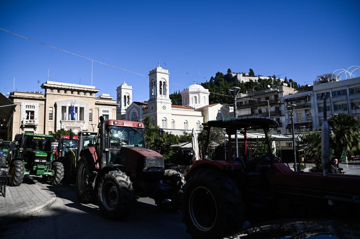 Διαμαρτυρία αγροτών από όλη την Φθιώτιδα στην Λαμία, Παρασκευή 26 Ιανουαρίου 2024. Με τρακτέρ και αγροτικά αυτοκίνητα συγκεντρώθηκαν στην Πανελλήνια Έκθεση και στην συνέχεια πραγματοποίησαν πορεία στο κέντρο της Λαμίας. Οι αγρότες ζητούν από την κυβέρνηση να στηρίξει τον κλάδο τους. (ΝΑΣΟΣ ΣΙΜΟΠΟΥΛΟΣ/EUROKINISSI)