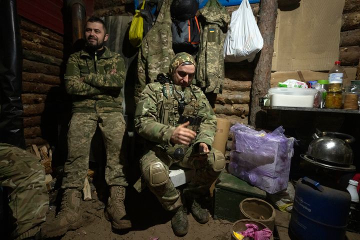 Ουκρανοί στρατιώτες ξεκουράζονται σε ένα καταφύγιο κοντά στο Μπαχμούτ, περιοχή Ντόνετσκ, Ουκρανία, Παρασκευή, 26 Ιανουαρίου 2024. (AP Photo/Efrem Lukatsky)