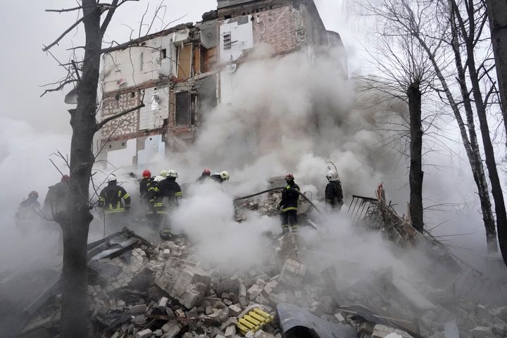 Οι διασώστες εργάζονται στη σκηνή ενός κτιρίου που καταστράφηκε από ρωσική επίθεση με ρουκέτες στο Χάρκοβο της Ουκρανίας, Τρίτη, 23 Ιανουαρίου 2024. (AP Photo/Andrii Marienko)