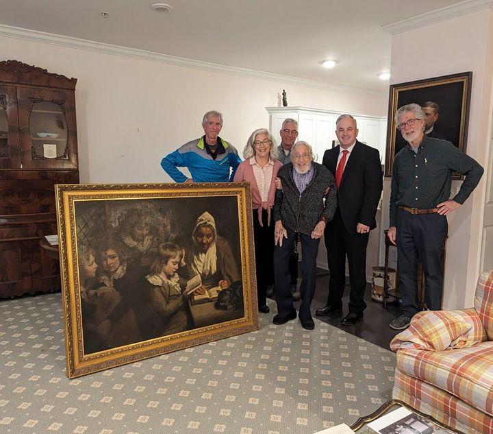 Ο ειδικός πράκτορας Γκάρι Φρανς, δεύτερος δεξιά, ο Δρ. Φράνσις Γουντ και τα παιδιά του Γουντ στέκονται δίπλα στον πίνακα του Τζον Οουπι που κλάπηκε από το σπίτι των γονιών του Γουντ το 1969 στο Νιούαρκ, την Πέμπτη 11 Ιανουαρίου 2024.