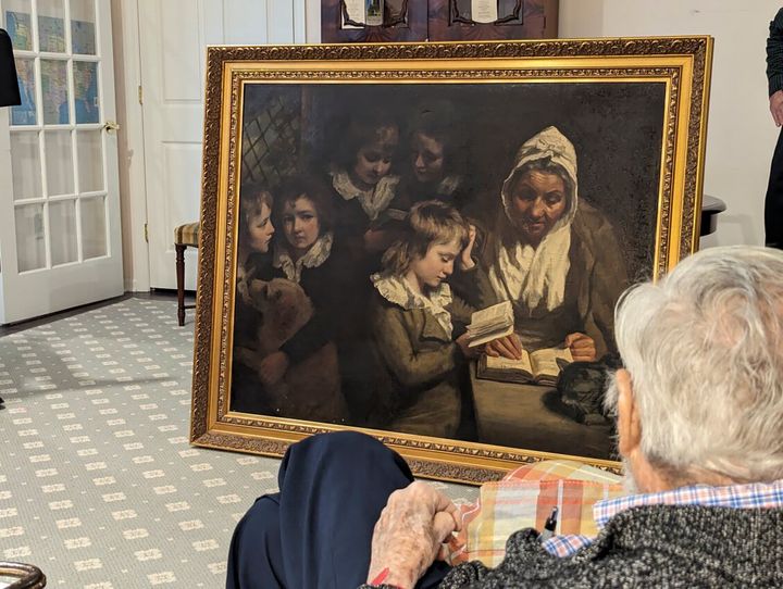 Ο Δρ Φράνσις Γουντ, 96 ετών, θαυμάζει τον πίνακα του Τζον Οουπι, "Η Δασκάλα", που κλάπηκε από το σπίτι των γονιών του στο Nιούαρκ του Νιού Τζέρσεϊ το 1969 και ο οποίος του επιστράφηκε πρόσφατα την Πέμπτη 11 Ιανουαρίου 2024.