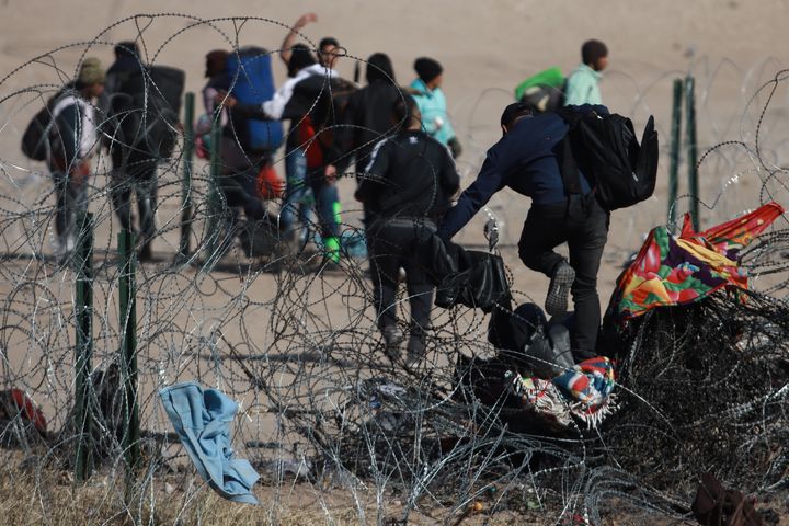 Μετανάστες προσπαθούν να φτάσουν στα σύνορα με τις Ηνωμένες Πολιτείες για να ζητήσουν ανθρωπιστικό άσυλο στη Σιουδάδ Χουάρεζ του Μεξικού στις 17 Ιανουαρίου 2024. Παρά τις προσπάθειες της Εθνoφρουράς του Τέξας, οι μετανάστες κατάφεραν να διασχίσουν το ποτάμι και να ξεπεράσουν τα εμπόδια, συμπεριλαμβανομένου του συρματοπλέγματος που είχαν στήσει οι αρχές του Τέξας. 