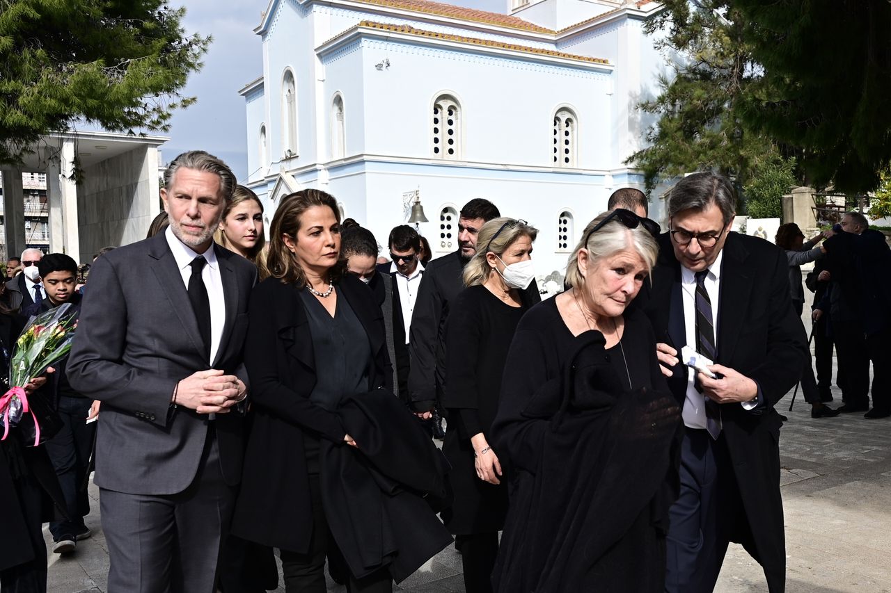 Κηδεία της Αιμιλίας Γερουλάνου απο το Α' Νεκροταφείο Αθηνών, Σάββατο 27 Ιανουαρίου 2024. Πρώτος από αριστερά, ο γιος της, Παύλος Γερουλάνος. Δεύτερη από δεξιά, η κόρη της, Ειρήνη Γερουλάνου. 