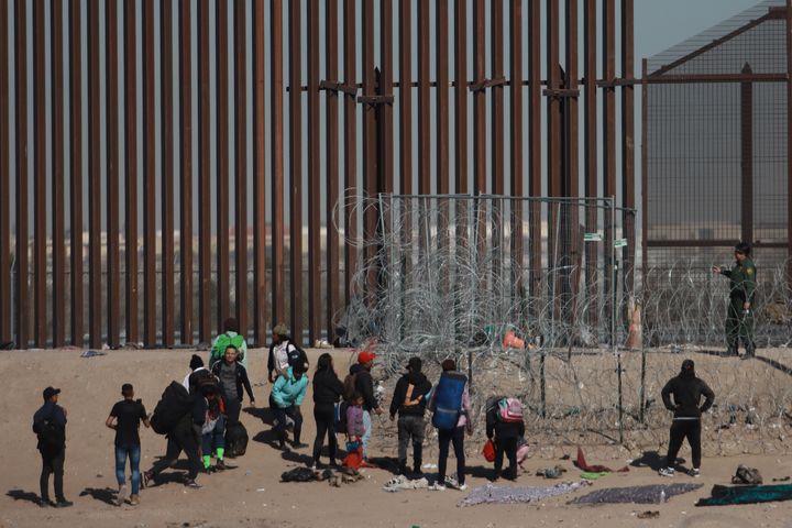 Μετανάστες προσπαθούν να φτάσουν στα σύνορα με τις Ηνωμένες Πολιτείες για να ζητήσουν ανθρωπιστικό άσυλο στη Σιουδάδ Χουάρεζ του Μεξικού στις 17 Ιανουαρίου 2024. Παρά τις προσπάθειες της Εθνικής Φρουράς του Τέξας, οι μετανάστες κατάφεραν να διασχίσουν το ποτάμι και να ξεπεράσουν τα εμπόδια, συμπεριλαμβανομένου του συρματοπλέγματος που είχαν στήσει οι αρχές.