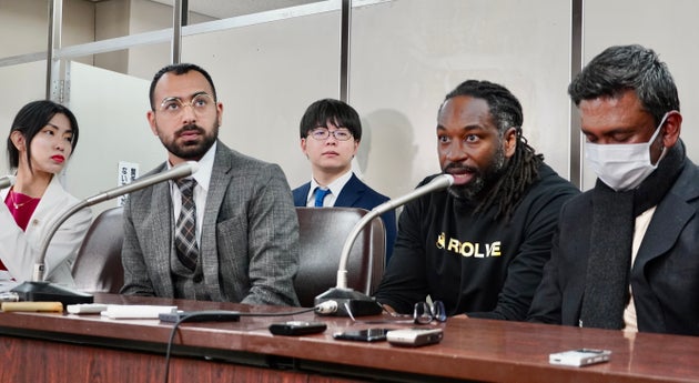 記者会見を開くゼインさん（左から二番目）ら原告と弁護団＝東京都内