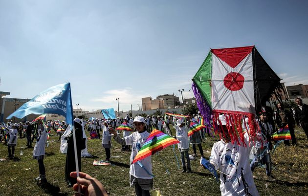 UNRWAがガザ南部の都市ハンユニスで開催した、7年前の東日本大震災の追悼イベント。パレスチナの子どもたちが凧揚げをして日本との連帯を示した（2018年3月13日）