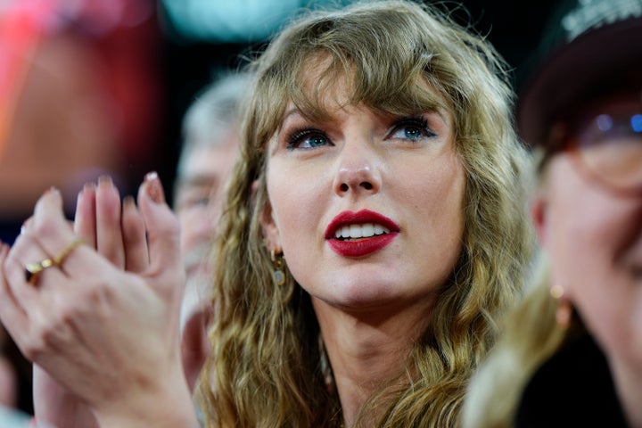 Η Taylor Swift στο γήπεδο μετά από τον αγώνα αμερικανικού ποδοσφαίρου NFL Πρωταθλήματος AFC μεταξύ των Baltimore Ravens και των Kansas City Chiefs, Κυριακή, 28 Ιανουαρίου 2024, στη Βαλτιμόρη. Οι Κάνσας Σίτι Τσιφς κέρδισαν με 17-10. (AP Photo/Julio Cortez)