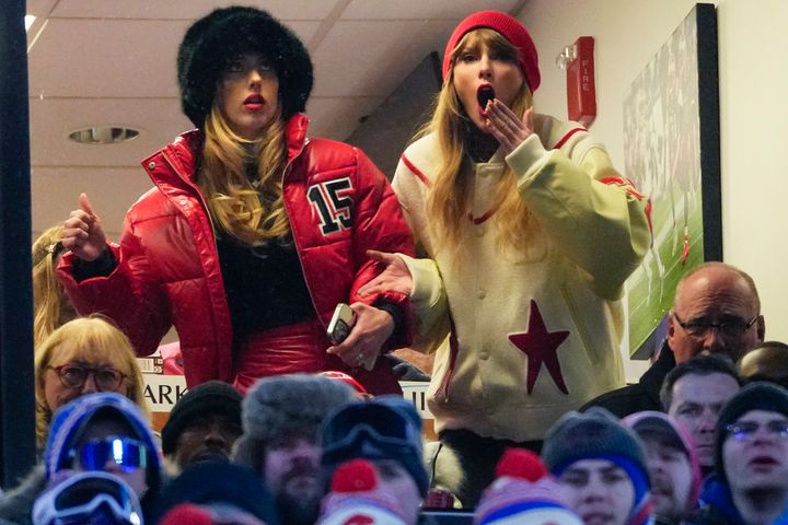 Ο Taylor Swift, δεξιά, και η Brittany Mahomes αντιδρούν κατά τη διάρκεια αγώνα ποδοσφαίρου πλέι οφ της κατηγορίας NFL AFC μεταξύ των Buffalo Bills και των Kansas City Chiefs, Κυριακή, 21 Ιανουαρίου 2024, στο Orchard Park, N.Y. (AP Photo/Frank Franklin II)