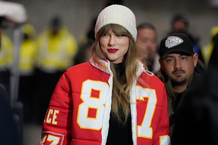 ΑΡΧΕΙΟ - Η Τέιλορ Σουίφτ φοράει ένα μπουφάν με τον αριθμό του Travis Kelce των Kansas City Chiefs καθώς φτάνει στο γήπεδο πριν από την έναρξη ενός αγώνα ποδοσφαίρου - πλέι οφ μεταξύ των Chiefs και των Miami Dolphins, Σάββατο, 13 Ιανουαρίου 2024, στο Κάνσας Σίτι. Μια μάστιγα πορνογραφικών εικόνων deepfake που δημιουργούνται από τεχνητή νοημοσύνη και στοχοποιούν άτομα χωρίς τη συγκατάθεσή τους έχουν πλήξει την τραγουδίστρια, εφιστώντας την προσοχή σε ένα πρόβλημα που οι τεχνολογικές πλατφόρμες και οι ομάδες κατά της κακοποίησης προσπαθούν να λύσουν.(AP Photo/Ed Zurga, File)
