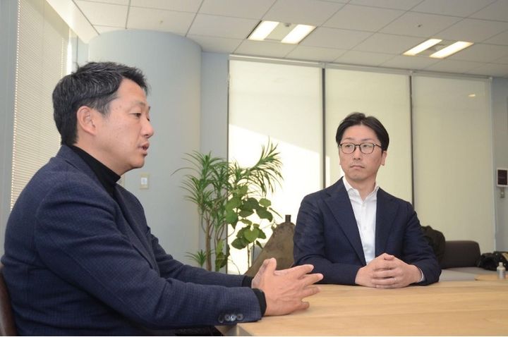メルカリグループ日本事業責任者の山本真人さん（右）と、「メルカリ寄付」機能で連携する日本財団常務理事の笹川順平さん