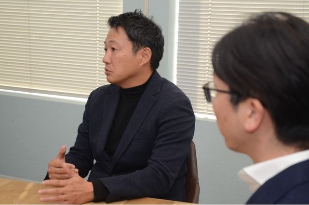 メルカリグループ日本事業責任者の山本真人さん（右）と、「メルカリ寄付」機能で連携する日本財団常務理事の笹川順平さん