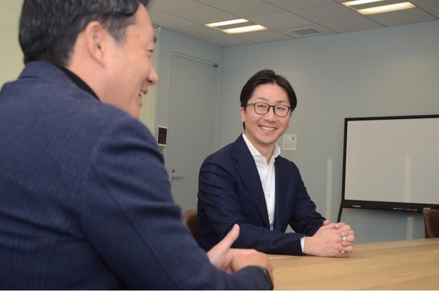 メルカリグループ日本事業責任者の山本真人さん（右）と、「メルカリ寄付」機能で連携する日本財団常務理事の笹川順平さん