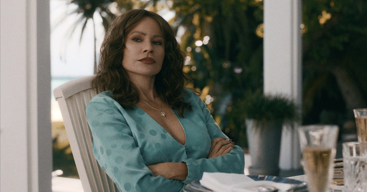 NextImg:This Biographical Crime Drama Is The Top Show On Netflix Right Now