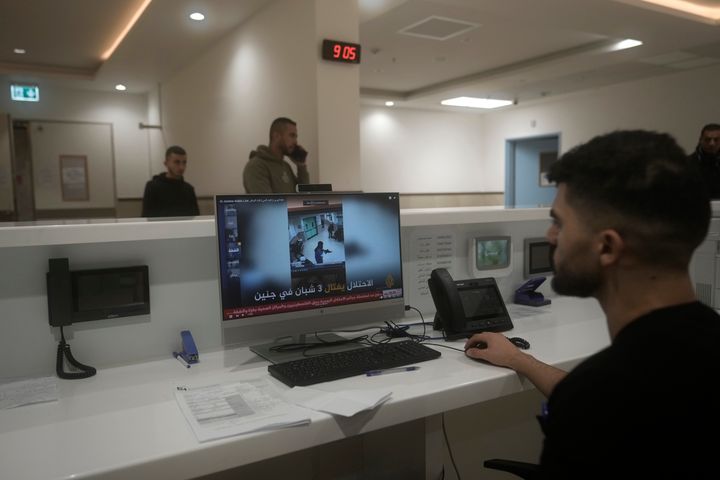 Ένα μέλος του προσωπικού του νοσοκομείου Ibn Sina δείχνει στις ειδήσεις το υλικό από κάμερα ασφαλείας που δείχνει μια θανατηφόρα ισραηλινή στρατιωτική επιδρομή στην πόλη Τζενίν της Δυτικής Όχθης, Τρίτη 30 Ιανουαρίου 2024